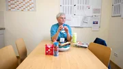 Sie leidet an einer Krankheit, von der jeder vierte Deutsche über 40 betroffen ist: Petra B. hat eine Fettlber. Ihr fällt es auch am Arbeitsplatz sehr schwer, den süßen Versuchungen zu widerstehen. Sie leidet an einer Krankheit, von der jeder vierte Deutsche über 40 betroffen ist: Petra B. hat eine Fettlber. Ihr fällt es auch am Arbeitsplatz sehr schwer, den süßen Versuchungen zu widerstehen.
