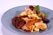 Grillen geh&ouml;rt zu den Lieblingssportarten der Deutschen. Hans J&ouml;rg Bachmeier r&auml;uchert Lachsforelle auf einer Holzplanke; Kaiserschmarrn mit Zwetschenr&ouml;ster geh&ouml;rt ebenfalls zum Repertoire.