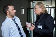 Weiss (Frank Kessler, r.) erklärt Dreier (Robert Schupp), dass Finn nichts weiß und er ihn aus dem Weg räumen wird. Weiss (Frank Kessler, r.) erklärt Dreier (Robert Schupp), dass Finn nichts weiß und er ihn aus dem Weg räumen wird.