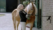 Pferdewirtin Christin (Alexandra Schiller) wird das Opfer eines heimtückischen Plans. Pferdewirtin Christin (Alexandra Schiller) wird das Opfer eines heimtückischen Plans.