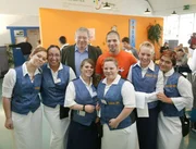 Schauspieler Rainer Hunold (h.l.) und Tim M&auml;lzer mit sechs M&auml;dchen des Berliner SOS-Ausbildungszentrums "Rossi": (v.l.) Juliane (18), Selma (20), Tabea (22), Yvonne (18), Steffi (18) und Andrea (20).