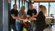 Andrea Babic (r.) begrüßt ihre treuen Stammgäste. Andrea Babic (r.) begrüßt ihre treuen Stammgäste.