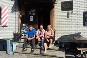 SRF bi de Lüt - Hüttengeschichten Spezial Nik Hartmann (M.), Christian Kaufmann und Franziska Gwerder vor der Glattalphütte. SRF bi de Lüt - Hüttengeschichten Spezial Nik Hartmann (M.), Christian Kaufmann und Franziska Gwerder vor der Glattalphütte.