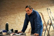 Bayerisches Fernsehen DAHOAM IS DAHOAM, FOLGE 1426, "Kruzifix - ein Wunder!" Mike (Harry Blank) bef&uuml;rchtet, sich mit der Renovierung von Trixis Kosmetikstudio &uuml;bernommen zu haben.