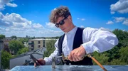 „Dachdecken ist für mich Entschleunigung“, sagt Azubi Eddy. „Dachdecken ist für mich Entschleunigung“, sagt Azubi Eddy.