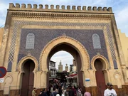 Das Bab Bou Jeloud, das blaue Tor am Eingang zur Medina der Königsstadt Fès. Das Bab Bou Jeloud, das blaue Tor am Eingang zur Medina der Königsstadt Fès.