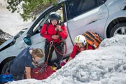 Die Bergretter Markus (Sebastian Ströbel, l.), Tobias (Markus Brandl, M.) und Katharina (Luise Bähr, r.) kümmern sich um einen vom Weg abgekommenen Pkw und den verletzten Fahrer. Die Bergretter Markus (Sebastian Ströbel, l.), Tobias (Markus Brandl, M.) und Katharina (Luise Bähr, r.) kümmern sich um einen vom Weg abgekommenen Pkw und den verletzten Fahrer.