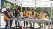 Rick Lagina (3.v.r.), Terry Matheson (2.v.r.), Gary Drayton (r.).