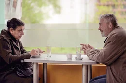 In einem Polizisten im Ruhestand (Ivaylo Hristov) findet Blaga (Eli Skorcheva) jemanden, der sie zumindest ernst nimmt.