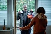 Reto Flückiger (Stefan Gubser) kümmert sich um seine kranke Kollegin (Delia Mayer). Reto Flückiger (Stefan Gubser) kümmert sich um seine kranke Kollegin (Delia Mayer).