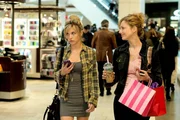 L-R: Donna Clint (Judy Greer) und Hannah Clint (Olivia Crocicchia)