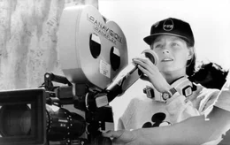 Jodie Foster am Set ihres Films &bdquo;Familienfest und andere Schwierigkeiten&ldquo;: Der Werdegang des Multitalents Jodie Foster zeugt von einem stetigen Kampf um Anerkennung in Hollywood und der Unterhaltungsbranche.