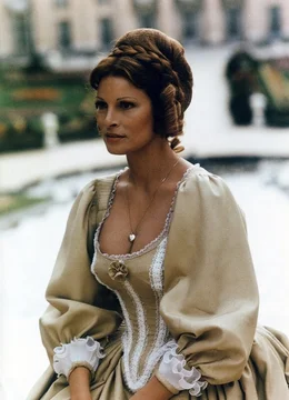 D'Artagnan verliebt sich in die junge Frau seines Wirtes, Constance Bonacieux (Raquel Welch), die der K&ouml;nigin als Leibschneiderin und engste Vertraute dient.