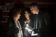 Jana Overbeck (Katinka Auberger, M.) trifft sich mit Sigrid Grothius (Teresa Harder, l.) und deren Sohn Klaus (Sebastian Weber, r.).