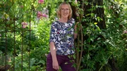 Zum Auftakt der neuen Staffel "Garten und lecker" lädt „Staudenqueen“ Hildegard Rave aus Velen Ramsdorf in ihren Garten. Mitten in einem Wohngebiet hat die gelernte Einzelhandelskauffrau auf 1.000 Quadratmetern ihren Gartentraum geschaffen. Zum Auftakt der neuen Staffel "Garten und lecker" lädt „Staudenqueen“ Hildegard Rave aus Velen Ramsdorf in ihren Garten. Mitten in einem Wohngebiet hat die gelernte Einzelhandelskauffrau auf 1.000 Quadratmetern ihren Gartentraum geschaffen.