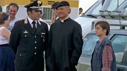 Capitano Anceschi, Don Matteo und Nerino besuchen den Drachenflug-Wettbewerb. (Flavio Insinna, Terence Hill, Claudio Ricci, v.l.)
