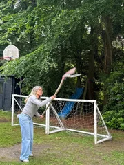 Laura Block versucht in ihrem Garten mit einer großen Schaufel eine Drohne abzuwehren. Laura Block versucht in ihrem Garten mit einer großen Schaufel eine Drohne abzuwehren.