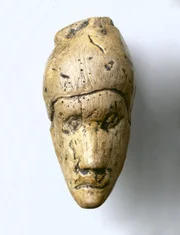 Der Kopf einer Frau, geschnitzt aus Mammutelfenbein.