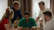 Nihat (Timur &Uuml;lker, M.) ist ratlos wegen seines Problems. Von links: Alicia (Josefin Bressel), Paul (Niklas Osterloh), Nihat (Timur &Uuml;lker), Moritz (Lennart Borchert), Jonas (Felix van Deventer)