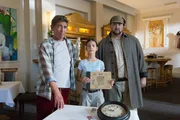 Laut der Detektive Fritz (Guido Hammesfahr, l.) und David (Daniel Zillmann, r.) muss einer der Hotelgäste Millies (Mara Palata, M.) Skizzenbuch gestohlen haben. Laut der Detektive Fritz (Guido Hammesfahr, l.) und David (Daniel Zillmann, r.) muss einer der Hotelgäste Millies (Mara Palata, M.) Skizzenbuch gestohlen haben.