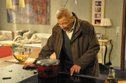 Gott sei Dank! findet Alois (Erich Hallhuber) den einsamen Kochtopf und schaltet die Herdplatte ab.