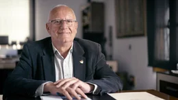 Der ehemalige B&uuml;rgermeister von D&eacute;nia, Vicent Grimalt, ist in der Franco-Diktatur aufgewachsen und hat als Jugendlicher in der Blaskapelle des Ortes gespielt. Dabei trat er auch auf dem Sommerfest des ehemaligen SS-Mannes Gerhard Bremer auf, der in D&eacute;nia nach dem Ende des Zweiten Weltkriegs mit Ferienimmobilien reich wurde und dort weiterhin in SS-Uniform auftrat.