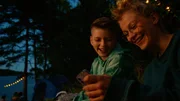 Romeo (Even Fjelle) und Andrine (Selma Adeline Opedal) haben Spaß bei einer Party im Wald. Romeo (Even Fjelle) und Andrine (Selma Adeline Opedal) haben Spaß bei einer Party im Wald.