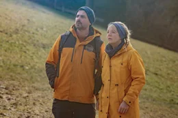 Das Paar, Sanne (Katrin Wichmann) und Harry (Marcel Mohab), bef&uuml;rchtet, dass den Besetzern, die sie am Tag vorher in eine st&uuml;rmische Nacht geschickt haben, etwas passiert sein k&ouml;nnte.