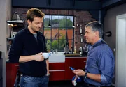 Sebastian (Klaus Zmorek, r.) gesteht seinem Sohn Fabian (Jannik Nowak, l.), wie sehr ihm Jana fehlt. Sebastian (Klaus Zmorek, r.) gesteht seinem Sohn Fabian (Jannik Nowak, l.), wie sehr ihm Jana fehlt.