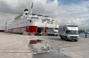 In Piräus gehen zwei LKW beladen mit modernstem medizinischen Equipment an Bord einer Fähre zur Insel Serifos. In Piräus gehen zwei LKW beladen mit modernstem medizinischen Equipment an Bord einer Fähre zur Insel Serifos.