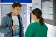 Als Finn Bartels (Lion Wasczyk, l.) die Sachen seiner Schwester aus dem Krankenhaus mitnehmen will, wird er heimlich beobachtet... Als Finn Bartels (Lion Wasczyk, l.) die Sachen seiner Schwester aus dem Krankenhaus mitnehmen will, wird er heimlich beobachtet...