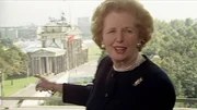 Margaret Thatcher in Berlin. Die Berliner Mauer ist weltweit zum Symbol f&uuml;r den Kalten Krieg geworden.
