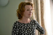 Cathy (Lesley Manville) bleibt selbst in den abstrusesten Situationen h&ouml;flich.