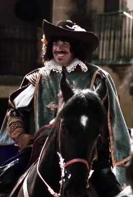 Porthos (Frank Finlay) ist einer der vier Musketiere.