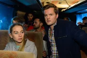 Als klar wird, dass die &Uuml;berlebenden des Unfalls immer noch in Lebensgefahr schweben, versucht Ingo (Andr&eacute; Dietz) Julia (Jenny Bach) und die mit ihnen im Bus eingeschlossenen T&auml;nzer (hinten Komparsen) zu beruhigen.