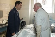Jock Hamilton (Ron Donachie) ist wenig erfreut dar&uuml;ber, dass Inspector Sullivan (Tom Chambers) seine Schlussfolgerungen anzweifelt.
