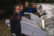 Robert Kraut (Justus Johanssen, links) ist an der Reihe am Eisbach zu surfen. Er ist angespannt, denn er will die Welle am Eisbach reiten wie ein Profi. Mikesch Seifert (Andreas Lust, hinten rechts) beobachtet seinen Schützling. Robert Kraut (Justus Johanssen, links) ist an der Reihe am Eisbach zu surfen. Er ist angespannt, denn er will die Welle am Eisbach reiten wie ein Profi. Mikesch Seifert (Andreas Lust, hinten rechts) beobachtet seinen Schützling.