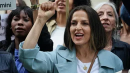 Fa Schwester Samira (Nicole Ansari-Cox, vorne) protestiert vor der iranischen Botschaft.