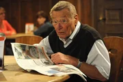 Entsetzt entdeckt Alois (Erich Hallhuber) sein Hasenfoto f&uuml;r die Gebisshaftcreme im Lansinger Wochenblatt.