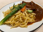 Hauptgericht vom Braugasthof Wieninger in Teisendorf: Geschmorte Schweinsbackl in Dunkelbiersauce und Spätzle. Hauptgericht vom Braugasthof Wieninger in Teisendorf: Geschmorte Schweinsbackl in Dunkelbiersauce und Spätzle.