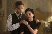 Esmond (Pip Torrens, l.), Ann O’Neill (Lara Pulver, r.). Esmond (Pip Torrens, l.), Ann O’Neill (Lara Pulver, r.).
