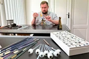 Yannick Müller-Uri stellt Glasaugen her. Yannick Müller-Uri stellt Glasaugen her.