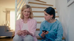 Marie Theres (Caroline Peters, links) outet sich vor ihrer Tochter Anna (Allegra Tinnefeld, rechts) als lesbisch.