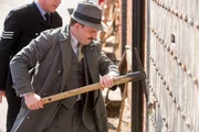 Inspector Mallory (Jack Deam) will die eingesperrten G&auml;ste befreien.