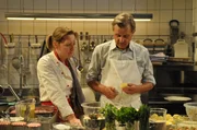 Gro&szlig;z&uuml;gig unterst&uuml;tzt Vroni Schattenhofer bei seinem Event "Hier kocht der Landrat". Von links: Veronika Brunner (Senta Auth) und Lorenz Schattenhofer (Werner Rom).