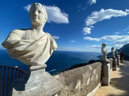 Die &bdquo;Terrasse der Unendlichkeit&ldquo; in Ravello. In dem Ort findet j&auml;hrlich das gleichnamige Festival statt zu Ehren eines ber&uuml;hmten ehemaligen Gastes: Richard Wagner. Der Opernkomponist holt sich in den &uuml;ppigen G&auml;rten Inspiration f&uuml;r seine B&uuml;hnenbilder.