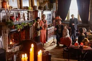 Essie Davis (Phryne Fisher), Sylvie de Crespigny (Vera Mortimer), Tammy Macintosh (Dr. Mac), Ashleigh Cummings (Dorothy ‚Dot‘ Williams), Simon Burke (Nicholas Mortimer). Essie Davis (Phryne Fisher), Sylvie de Crespigny (Vera Mortimer), Tammy Macintosh (Dr. Mac), Ashleigh Cummings (Dorothy ‚Dot‘ Williams), Simon Burke (Nicholas Mortimer).