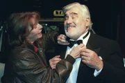 Gerdi (Senta Berger) rückt noch einmal die Fliege von Mario Adorf zurecht. Gerdi (Senta Berger) rückt noch einmal die Fliege von Mario Adorf zurecht.