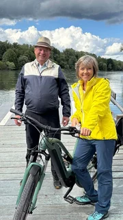 Annette Krause auf Nostalgiefahrt mit der Eininger Fähre und Fährmann Victor Beisel. Annette Krause auf Nostalgiefahrt mit der Eininger Fähre und Fährmann Victor Beisel.