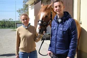 Franziska G&ouml;rwitz, Sch&uuml;lerin von Monty Roberts, bringt pur+ - Moderator Eric das gewaltfreie Reiten bei.